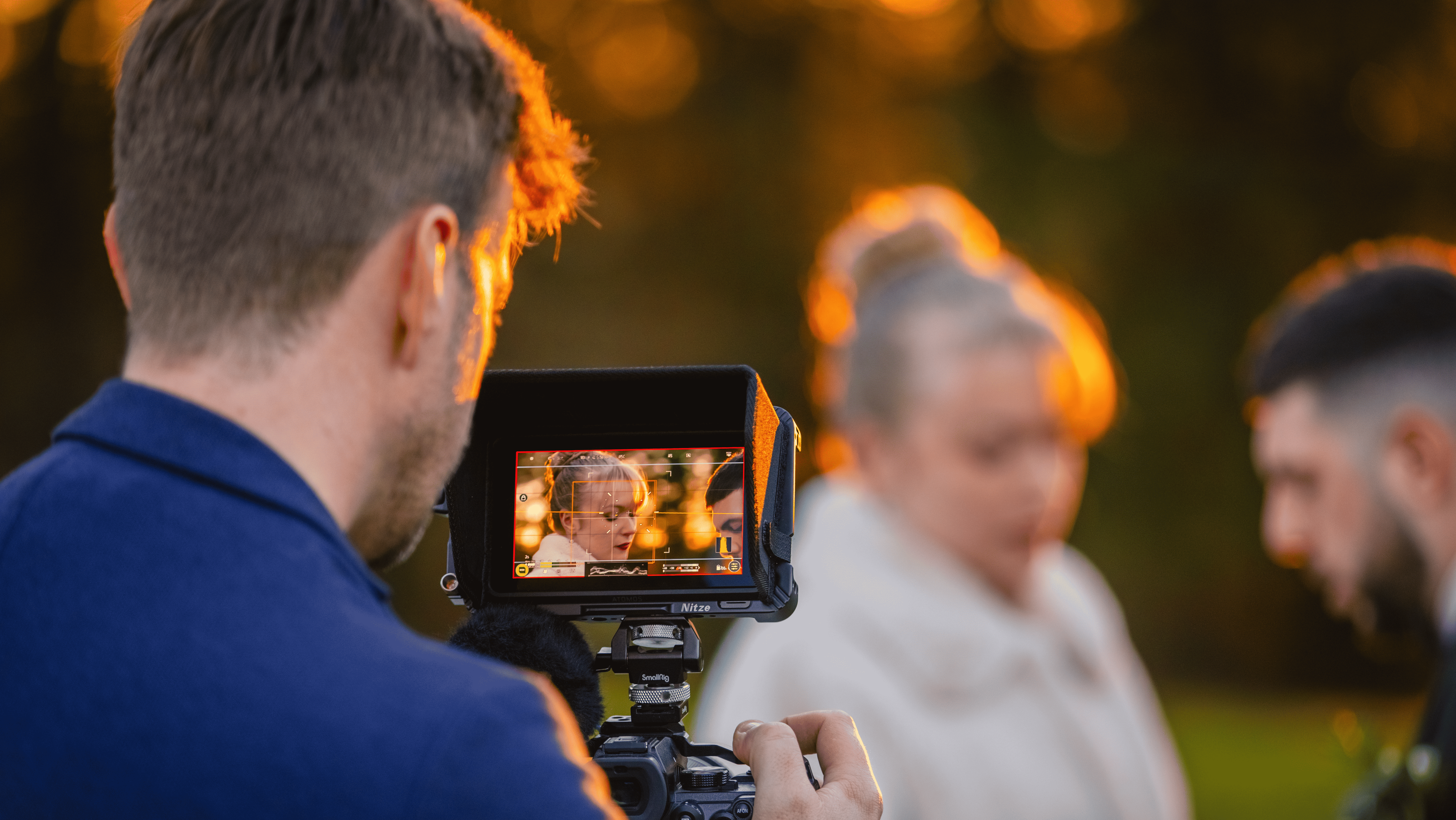 Vidéaste de mariage en action filmant un couple lors d'une séance photo. Histoire Vraie Production capture les moments précieux avec passion et dévouement.